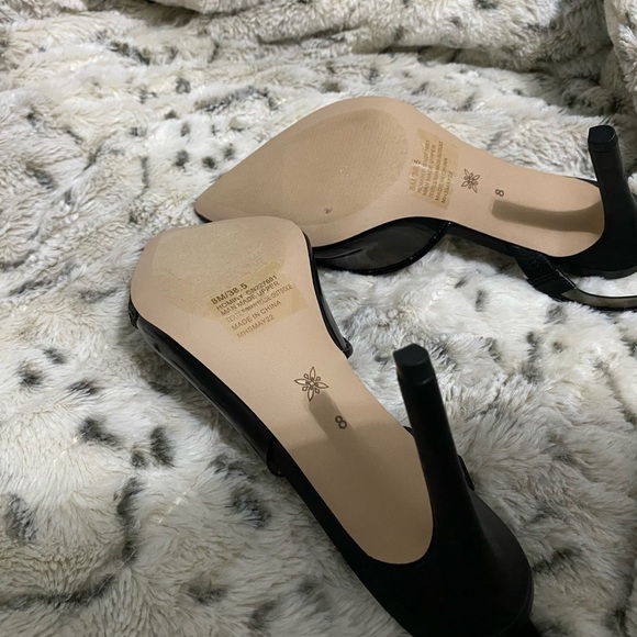BCBGENERATION NWOB BLACK HEEL PUMPS Size 8 - Picture 6 of 6